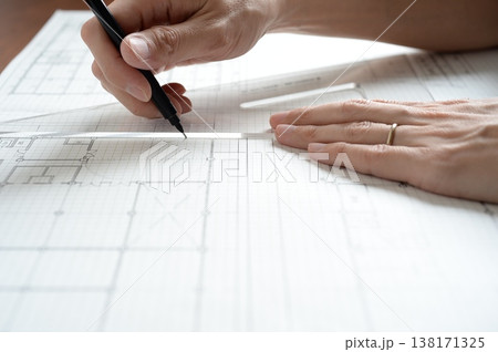 建築図面を製図する日本人建築士の手元 A Japanese architect drawing 建築図面を製図する日本人建築士の手元 A Japanese architect drawing 138171325