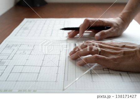 建築図面を製図する日本人建築士の手元 A Japanese architect drawing 建築図面を製図する日本人建築士の手元 A Japanese architect drawing 138171427