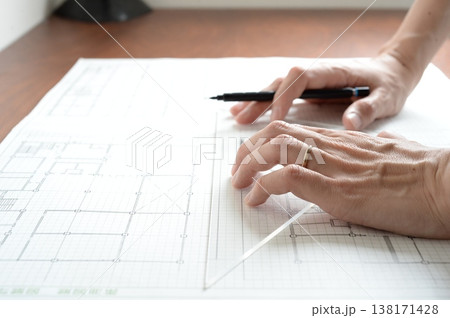 建築図面を製図する日本人建築士の手元 A Japanese architect drawing 建築図面を製図する日本人建築士の手元 A Japanese architect drawing 138171428