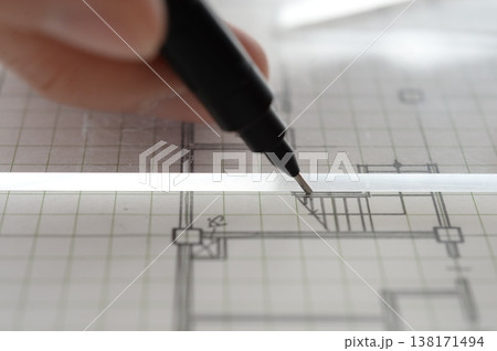 建築図面を製図する日本人建築士の手元 A Japanese architect drawing 建築図面を製図する日本人建築士の手元 A Japanese architect drawing 138171494
