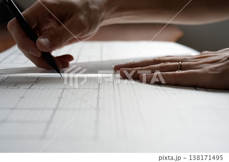 建築図面を製図する日本人建築士の手元 A Japanese architect drawing 138171495