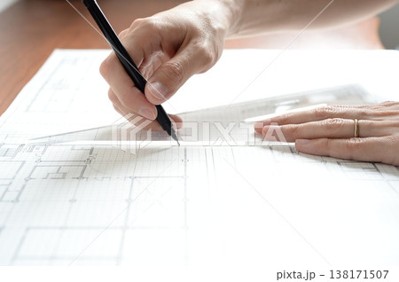 建築図面を製図する日本人建築士の手元 A Japanese architect drawing 建築図面を製図する日本人建築士の手元 A Japanese architect drawing 138171507