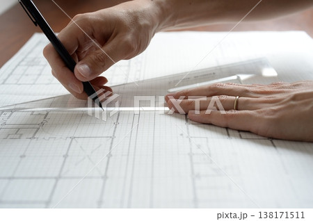 建築図面を製図する日本人建築士の手元 A Japanese architect drawing 建築図面を製図する日本人建築士の手元 A Japanese architect drawing 138171511