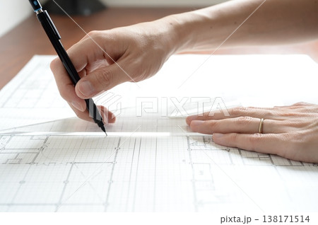 建築図面を製図する日本人建築士の手元 A Japanese architect drawing 建築図面を製図する日本人建築士の手元 A Japanese architect drawing 138171514