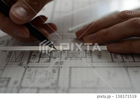 建築図面を製図する日本人建築士の手元 A Japanese architect drawing 建築図面を製図する日本人建築士の手元 A Japanese architect drawing 138171519