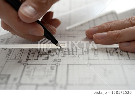 建築図面を製図する日本人建築士の手元 A Japanese architect drawing 建築図面を製図する日本人建築士の手元 A Japanese architect drawing 138171520
