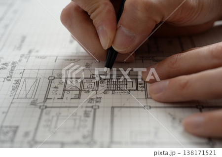 建築図面を製図する日本人建築士の手元 A Japanese architect drawing 建築図面を製図する日本人建築士の手元 A Japanese architect drawing 138171521