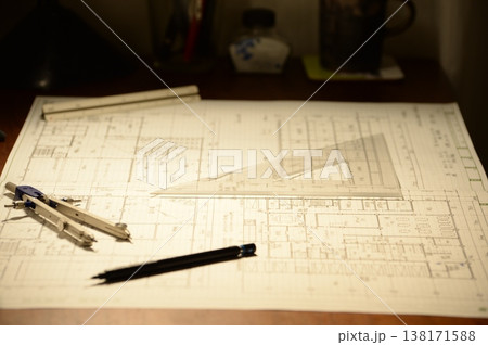 夜に建築図面を製図する日本人建築士の手元 138171588