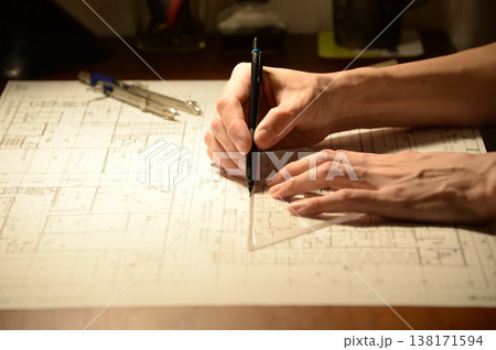 夜に建築図面を製図する日本人建築士の手元 138171594