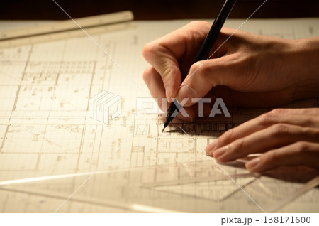 夜に建築図面を製図する日本人建築士の手元 夜に建築図面を製図する日本人建築士の手元 138171600