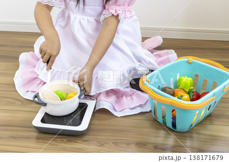 メイド服を着ておままごとする女の子(顔無し、5歳、日本人) メイド服を着ておままごとする女の子(顔無し、5歳、日本人) 138171679