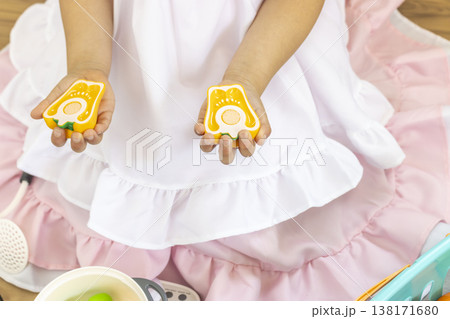 メイド服を着ておままごとする女の子(顔無し、5歳、日本人) メイド服を着ておままごとする女の子(顔無し、5歳、日本人) 138171680