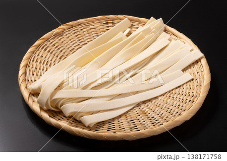 ［群馬県］おっ切り込み用　幅広うどん 138171758