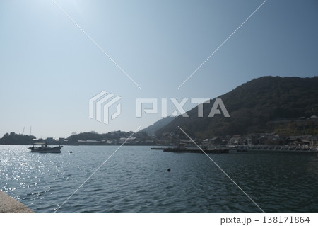 穏やかな港と船 山と町並みが広がる海辺の風景 穏やかな港と船 山と町並みが広がる海辺の風景 138171864