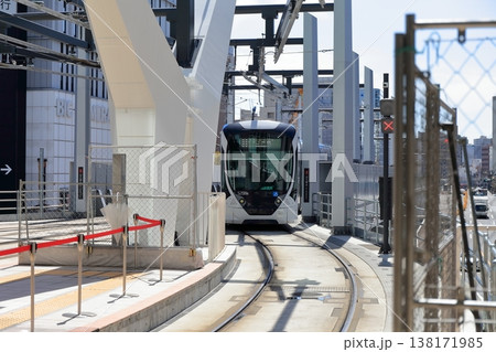 広島駅へ乗り入れる路面電車 138171985