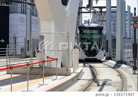 広島駅へ乗り入れる路面電車 138171987