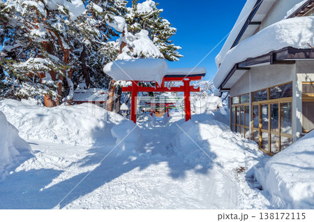 雪国の生活：連日の降雪で神社の参道も雪で覆われているが、今日は久しぶりに気持ちのいい青空 138172115