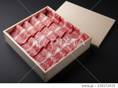 桐箱入り高級霜降り和牛(しゃぶしゃぶ用、波組み、黒バック) 桐箱入り高級霜降り和牛(しゃぶしゃぶ用、波組み、黒バック) 138172419
