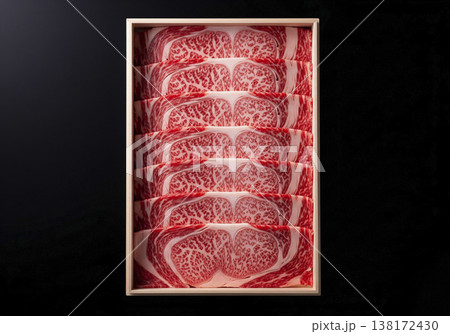 桐箱入り高級霜降り和牛（すき焼き用、折りたたみ盛り、黒バック） 138172430