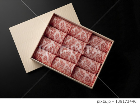 桐箱入り高級霜降り和牛（しゃぶしゃぶ用、ロール盛り、黒バック） 138172446