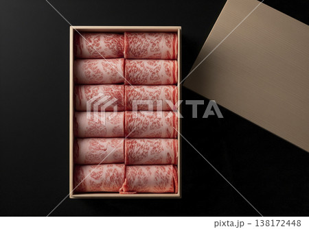 桐箱入り高級霜降り和牛（しゃぶしゃぶ用、ロール盛り、黒バック） 138172448