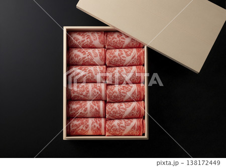 桐箱入り高級霜降り和牛（しゃぶしゃぶ用、ロール盛り、黒バック） 138172449