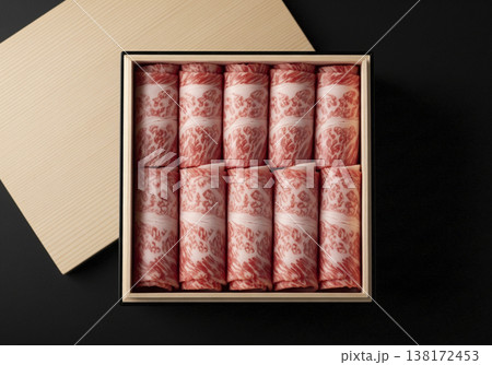 桐箱入り高級霜降り和牛（しゃぶしゃぶ用、ロール盛り、黒バック） 138172453