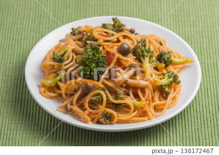 ブロッコリーとシメジのトマトソースパスタ ブロッコリーとシメジのトマトソースパスタ 138172467