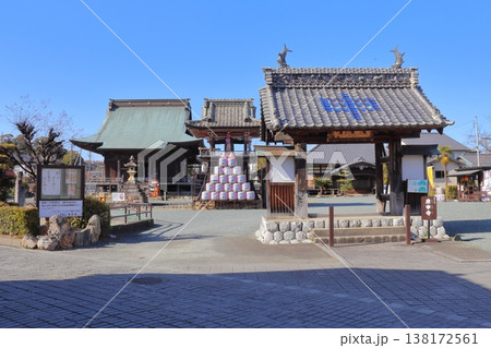 日本酒が奉納された寺院の風景(静岡県浜松市 庚申寺) 日本酒が奉納された寺院の風景(静岡県浜松市 庚申寺) 138172561