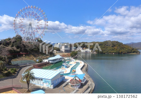 浜名湖 舘山寺の遊園地と舘山寺の風景（静岡県浜松市） 138172562