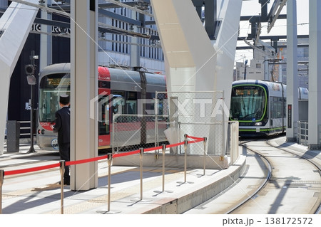 広島駅へ乗り入れる路面電車 138172572