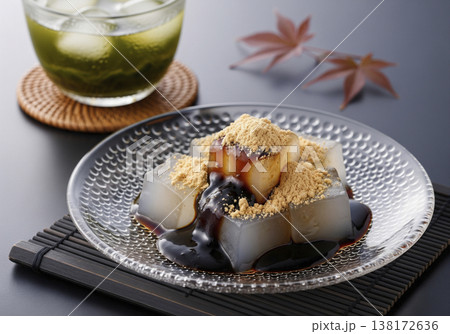 きな粉と濃厚な黒蜜がたっぷりかかった本わらび餅 透明感が美しい夏の和スイーツ 138172636