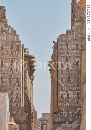 ヒエログリフに覆われたカルナック神殿の塔門（ルクソール・エジプト） 138172711