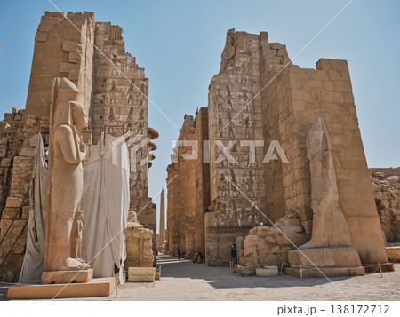 カルナック神殿入口の巨像と塔門（ルクソール・エジプト） 138172712