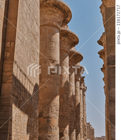 カルナック神殿の巨大な柱列とヒエログリフ(ルクソール・エジプト) カルナック神殿の巨大な柱列とヒエログリフ(ルクソール・エジプト) 138172717