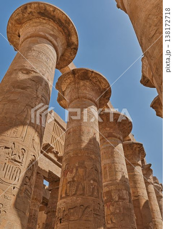カルナック神殿の装飾された巨大柱とヒエログリフ（ルクソール・エジプト） 138172718
