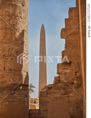 カルナック神殿の柱と壁に囲まれたオベリスク（ルクソール・エジプト） 138172720