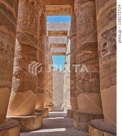 カルナック神殿の彩色ヒエログリフが残る列柱回廊（ルクソール・エジプト） 138172724