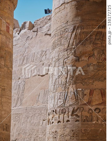 カルナック神殿の砂岩柱に刻まれたヒエログリフのクローズアップ（ルクソール・エジプト） 138172725