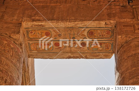 カルナック神殿の石梁に残る彩色ヒエログリフ(ルクソール・エジプト) カルナック神殿の石梁に残る彩色ヒエログリフ(ルクソール・エジプト) 138172726