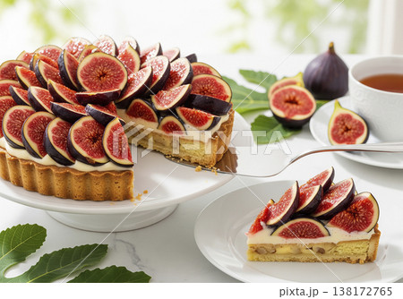艶やかなナパージュで輝く完熟いちじくのタルト サクサクのアーモンド生地の断面 138172765
