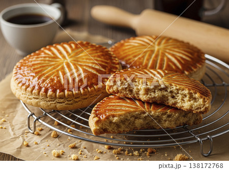 艶やかな十字模様とザクザクとした断面が美しい厚焼きのガレット・ブルトンヌ 138172768