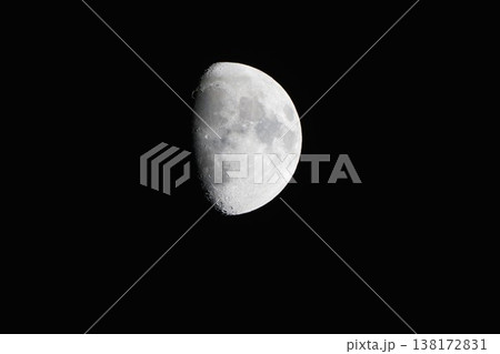 夜空に浮かぶ上弦の月 欠けぎわのクレーターが美しい天体風景 夜空に浮かぶ上弦の月 欠けぎわのクレーターが美しい天体風景 138172831