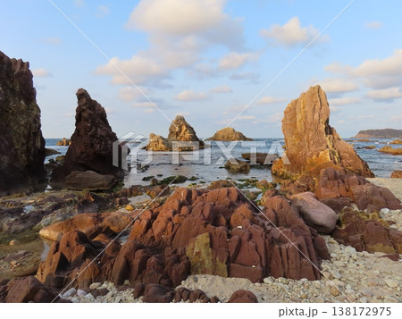 夕日に輝く浦富海岸 138172975