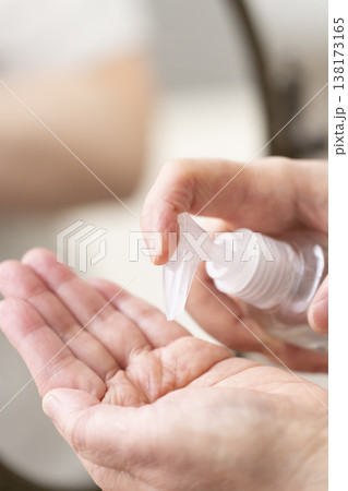 化粧する女性の手元　メイクする手元 138173165