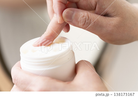 化粧する女性の手元　メイクする手元 138173167
