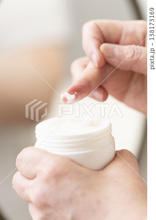 化粧する女性の手元　メイクする手元 138173169