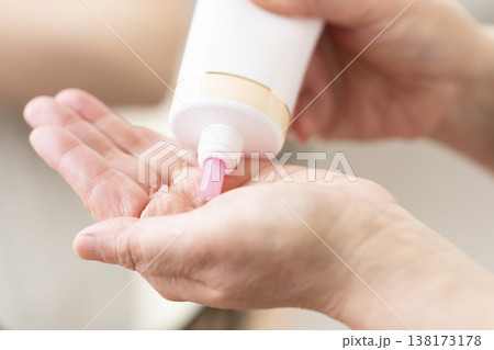 化粧する女性の手元　メイクする手元 138173178