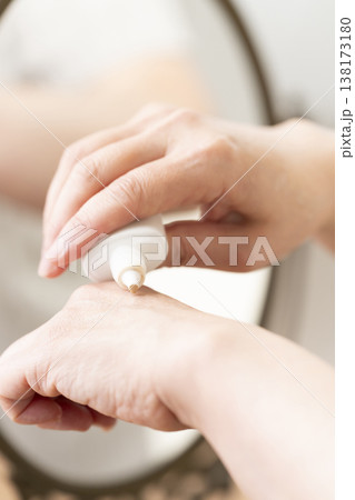 化粧する女性の手元 メイクする手元 化粧する女性の手元 メイクする手元 138173180