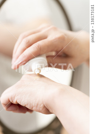 化粧する女性の手元　メイクする手元 138173181